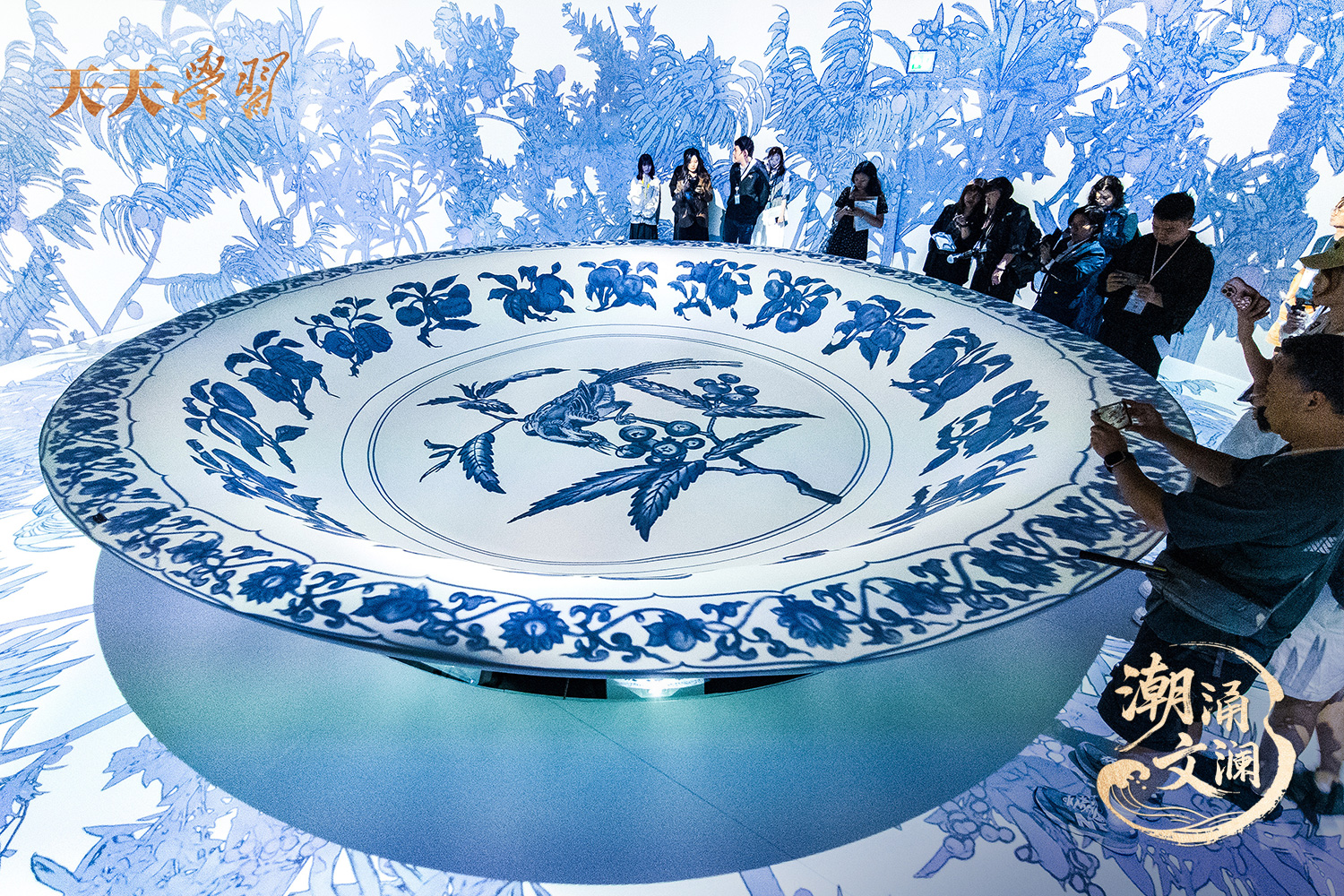 2025年5月13日，“‘紋’以載道——故宮博物院沉浸式數(shù)字體驗展”亮相香港故宮文化博物館。