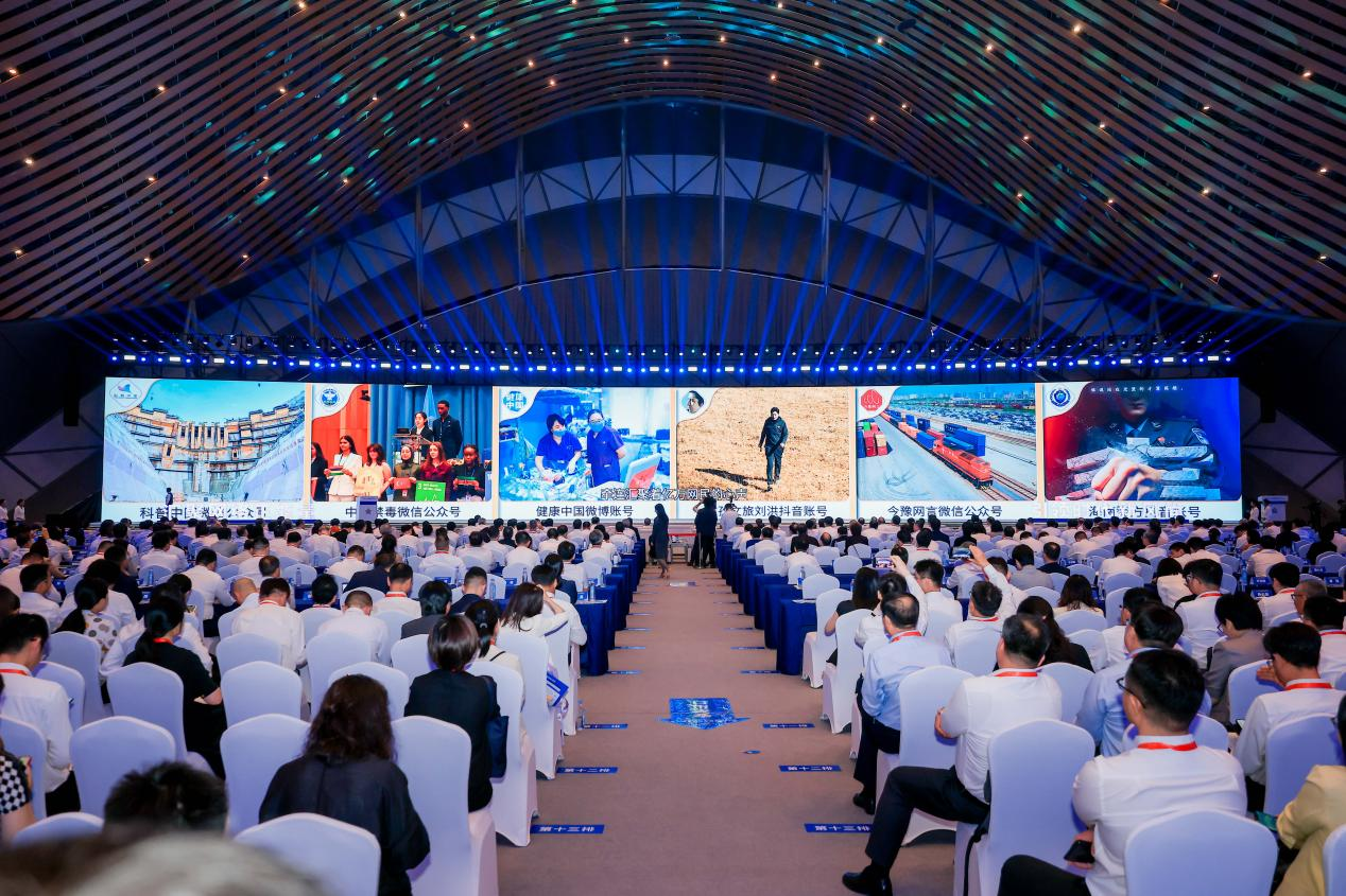 2025年中國(guó)網(wǎng)絡(luò)文明大會(huì)《走好網(wǎng)上群眾路線百個(gè)成績(jī)突出賬號(hào)推選活動(dòng)成果》發(fā)布現(xiàn)場(chǎng)。