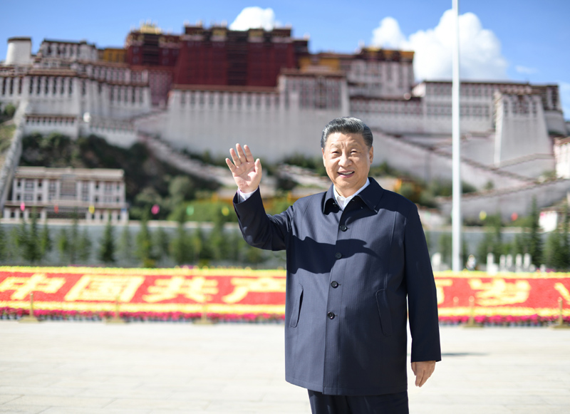 2021年7月22日，習(xí)近平在布達拉宮廣場考察時，向游客和當?shù)厝罕姄]手致意。