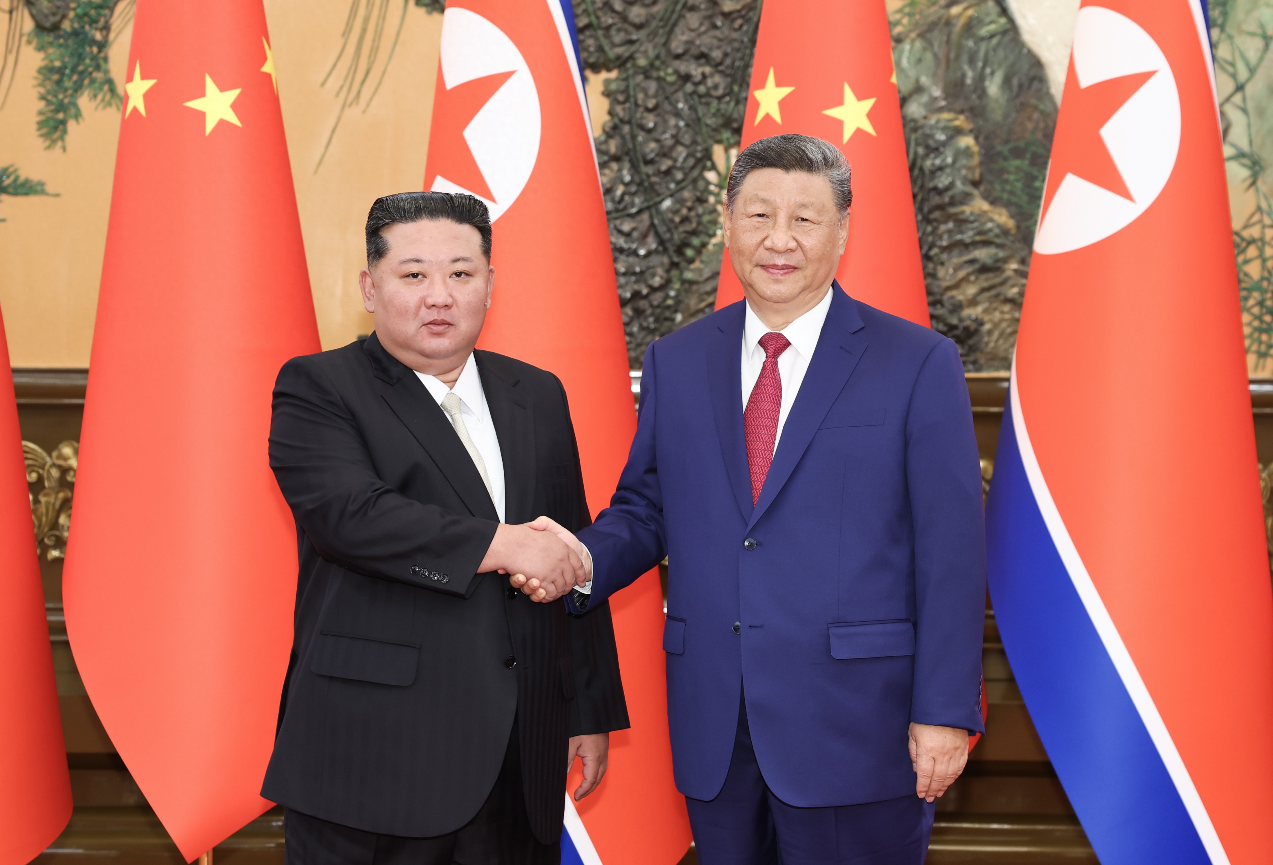 9月4日晚，中共中央總書記、國家主席習(xí)近平在北京人民大會堂同來華出席紀(jì)念中國人民抗日戰(zhàn)爭暨世界反法西斯戰(zhàn)爭勝利80周年活動的朝鮮勞動黨總書記、國務(wù)委員長金正恩舉行會談。