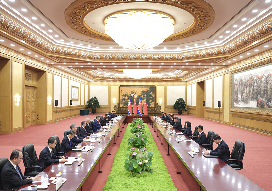 9月4日晚，中共中央總書記、國家主席習(xí)近平在北京人民大會堂同來華出席紀(jì)念中國人民抗日戰(zhàn)爭暨世界反法西斯戰(zhàn)爭勝利80周年活動的朝鮮勞動黨總書記、國務(wù)委員長金正恩舉行會談。
