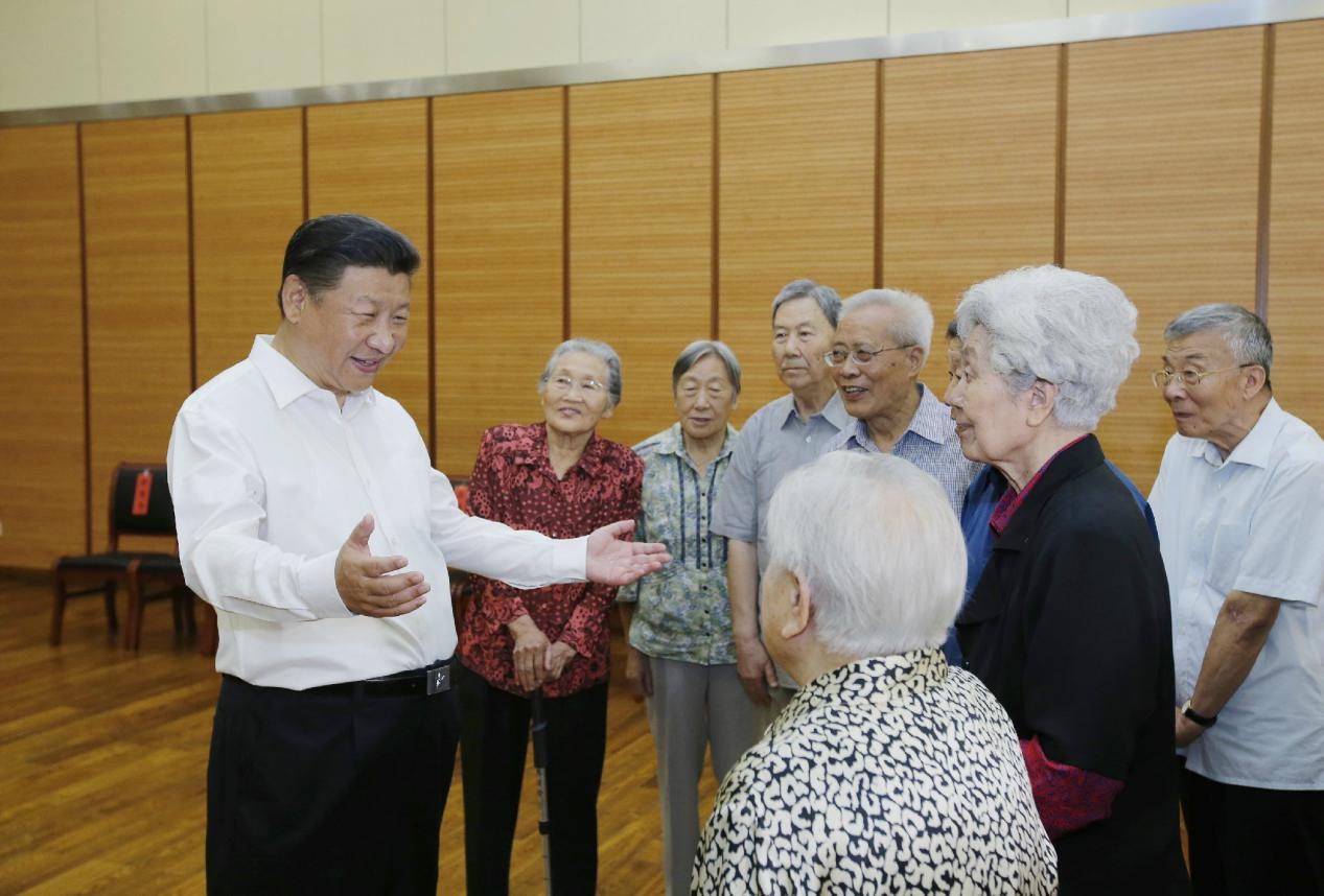 2016年9月9日，習(xí)近平總書記來到北京市八一學(xué)校，同母校老教師們親切交談。