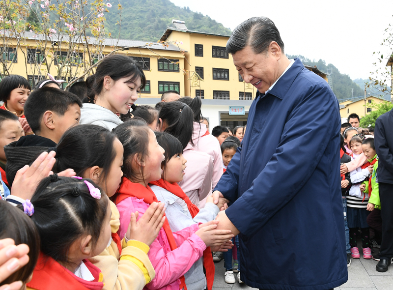2019年4月15日，習(xí)近平總書記來到重慶市石柱土家族自治縣中益鄉(xiāng)小學(xué)看望老師和同學(xué)們，并同他們親切交流。