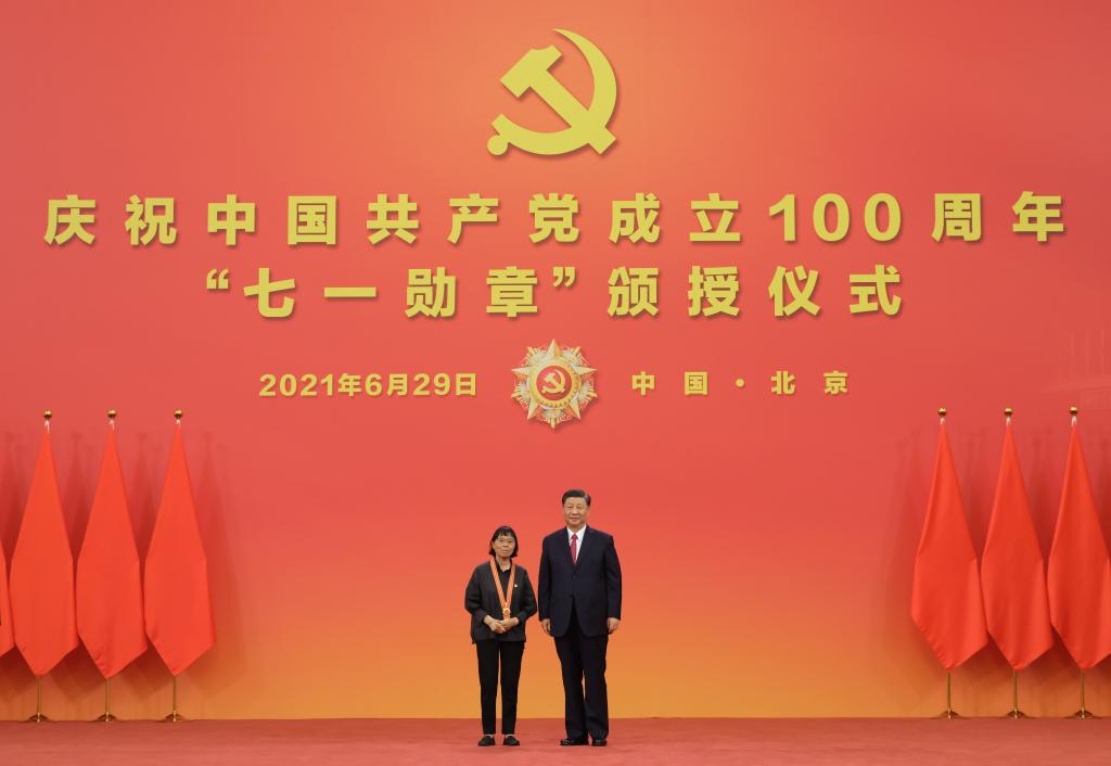 2021年6月29日，習(xí)近平總書記向“七一勛章”獲得者張桂梅頒授勛章。