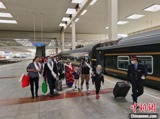 圖為拉薩車站工作人員為西藏先心病患兒和陪同人員提供“綠色”接力幫扶，并開通了專門通道，讓他們快速進站上車。拉薩車站 供圖