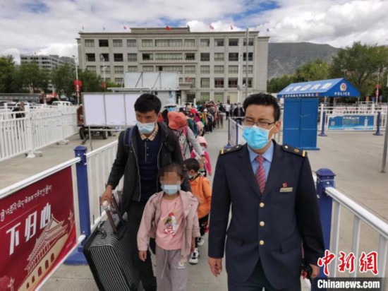 圖為拉薩車站工作人員為西藏先心病患兒和陪同人員提供“綠色”接力幫扶，并開通了專門通道，讓他們快速進站上車。拉薩車站 供圖