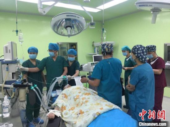 圖為馬少元(左二)為患者做手術(shù)。青海省第四人民醫(yī)院供圖
