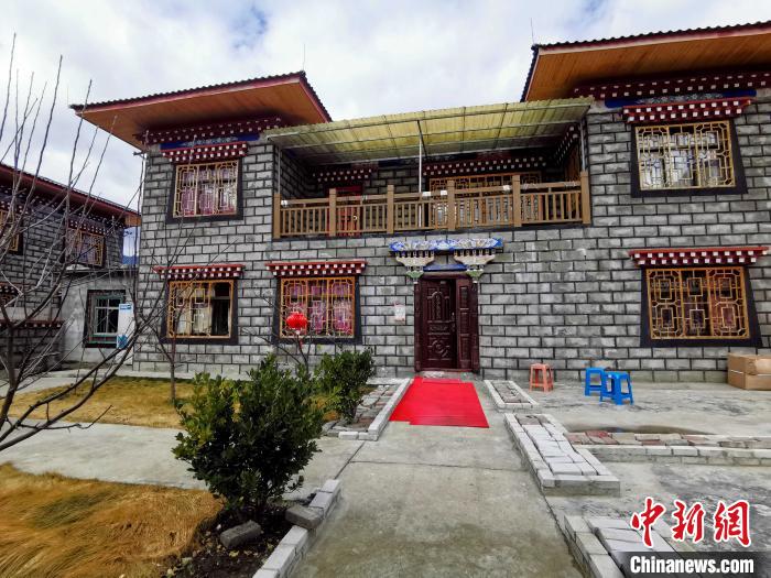 圖為林芝米林縣羌納鄉(xiāng)西嘎村村民家家戶戶發(fā)展庭院經(jīng)濟(jì)，院內(nèi)種滿了各種果樹(shù)。　趙延 攝