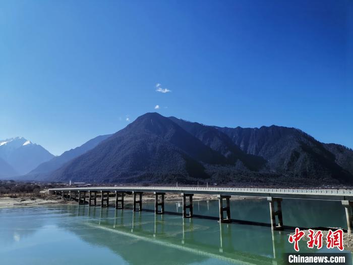 圖為現(xiàn)在已經(jīng)通車(chē)的魯霞大橋?！≮w延 攝