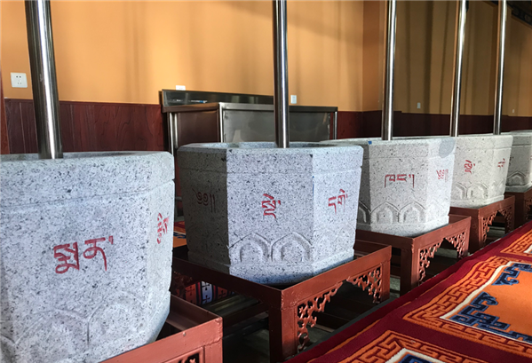 圖為藏醫(yī)院的藏藥加工地。.png
