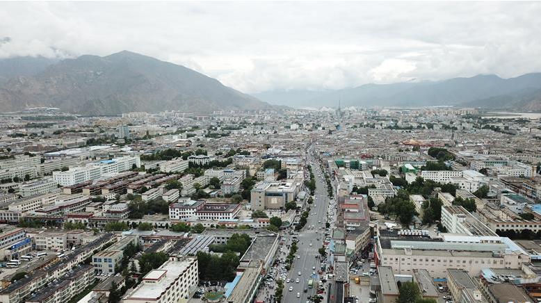 8月10日無人機(jī)拍攝的拉薩城市一景。新華社記者 王益亮 攝.jpg