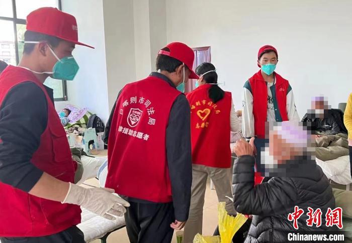 圖為得到妥善安置周到的服務(wù)，患者向志愿者豎起大拇指?！∪湛t市委宣傳部供圖