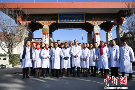 圖為該校師生在更名后的西藏藏醫(yī)藥大學(xué)校門前合影留念?！『闻罾?攝
