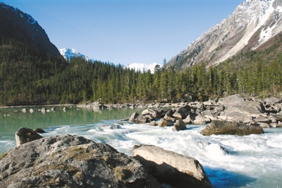 然烏湖美景。圖片由昌都市委宣傳部提供.jpg