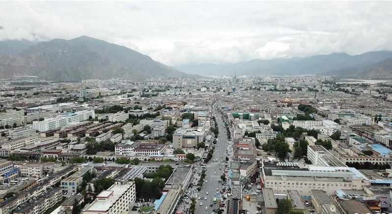 8月10日無人機(jī)拍攝的拉薩城市一景。新華社記者 王益亮 攝.jpg