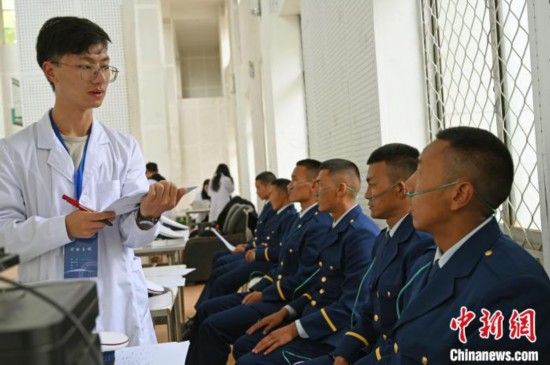 圖為研究團(tuán)隊(duì)成員登記消防員信息?！≮w朗 攝