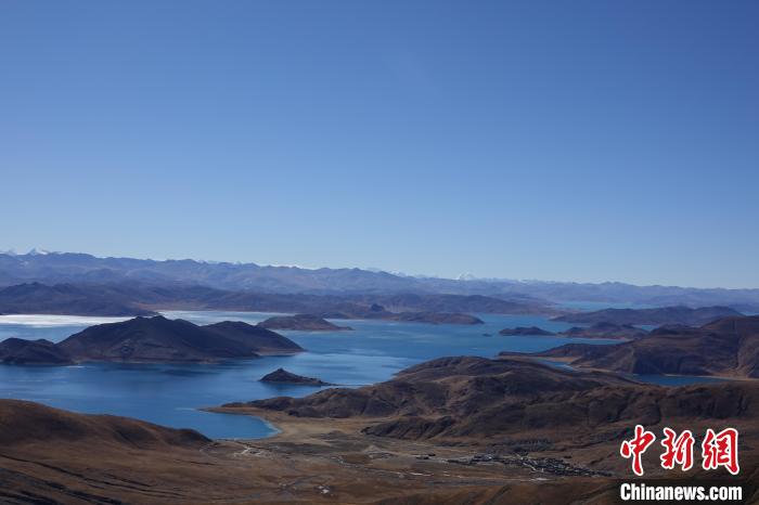 冬日羊卓雍措：湖水湛藍(lán)，如詩如畫