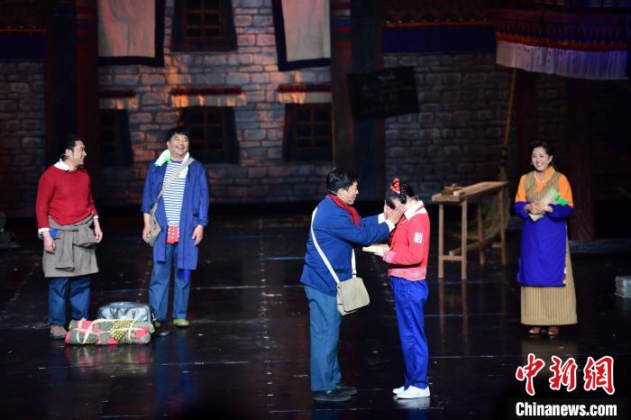 圖為西藏本土話劇《八廓街北院》演出現(xiàn)場。　貢嘎來松 攝