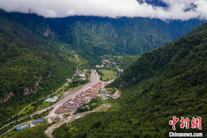西藏山南勒布溝風(fēng)光?！〗w波 攝