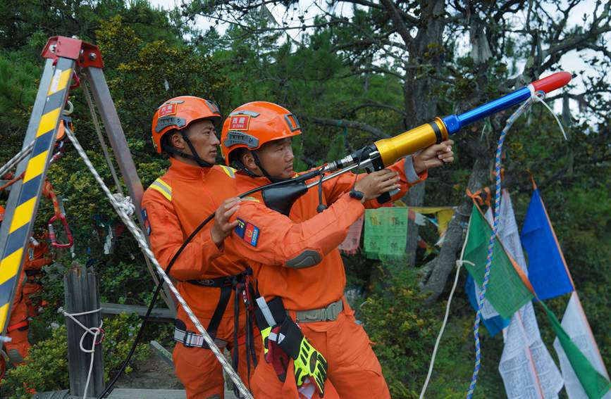 發(fā)射拋投器 。西繞拉翁攝