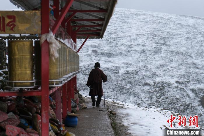 孜珠寺與雪山風光?！〗w波 攝