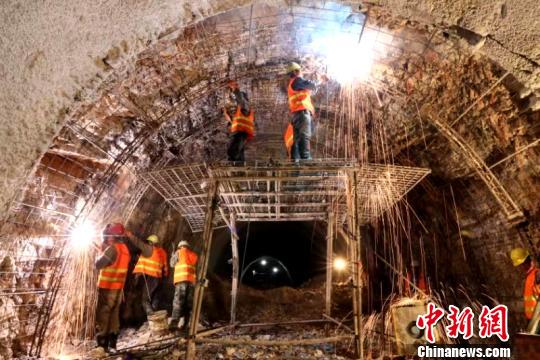 圖為施工人員正在進行隧道支護焊接作業(yè)?！￡悤?攝
