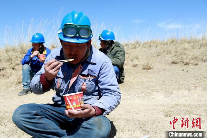 青海藏鄉(xiāng)脫貧致富見聞：“電通了，日子也富裕了”