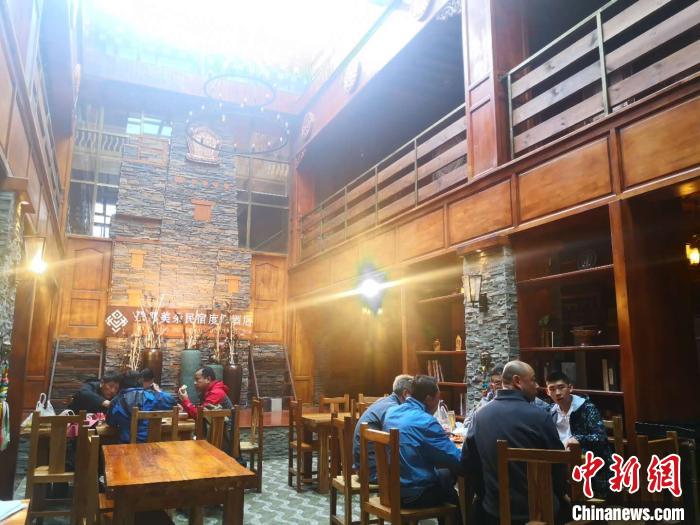 圖為扎尕那的藏式民宿酒店中，游客正在用餐?！∈缝o靜 攝