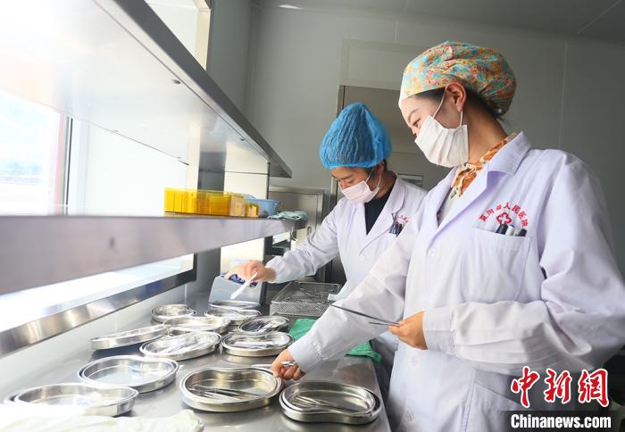 7月下旬，夏河縣人民醫(yī)院醫(yī)生進行手術(shù)用具的消毒清潔。　高展 攝
