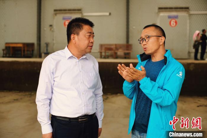 天?？h委書記李鵬(左)接受自媒體“碼頭青年”主編林飛(右)采訪?！￡I道華 攝