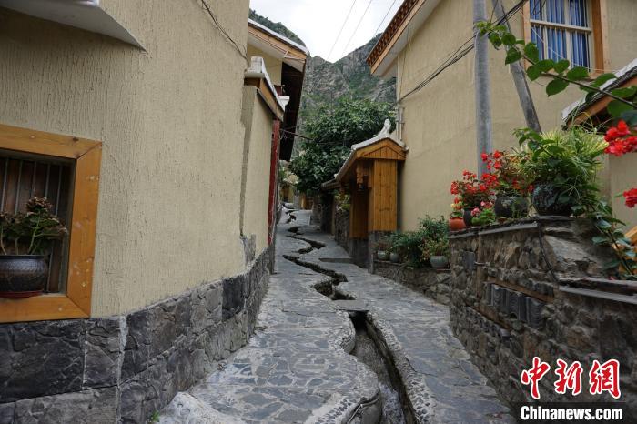 沿溪流分布的若吉村民宿。　祝歡 攝