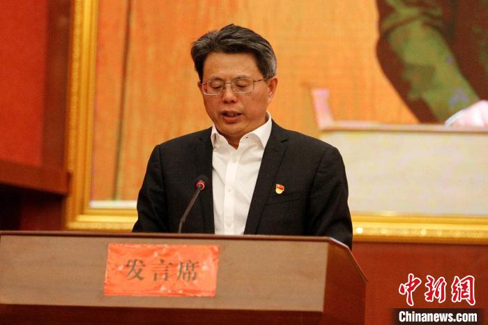 圖為果洛州委常委、副州長、上海市援青聯(lián)絡(luò)組組長馮志勇總結(jié)對口支援十年工作?！」逯菸麄鞑抗﹫D 攝