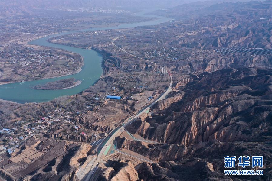 (經(jīng)濟(jì))(1)青海馬康公路進(jìn)入路面施工階段