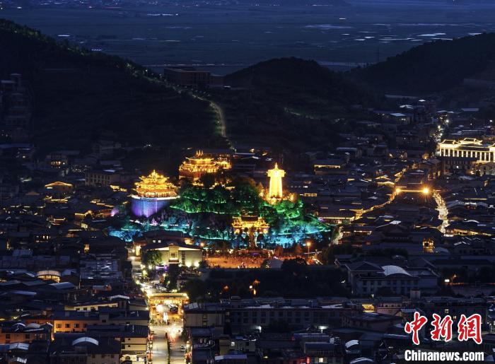 圖為滇藏茶馬古道重鎮(zhèn)獨(dú)克宗古城已成為知名旅游景點(diǎn)?！『蜁匝?攝