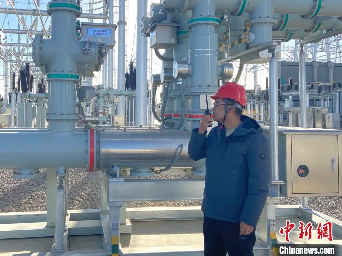 圖為國網(wǎng)青海檢修公司專業(yè)人員在沙柳變電站驗收設(shè)備。　唐胥 攝