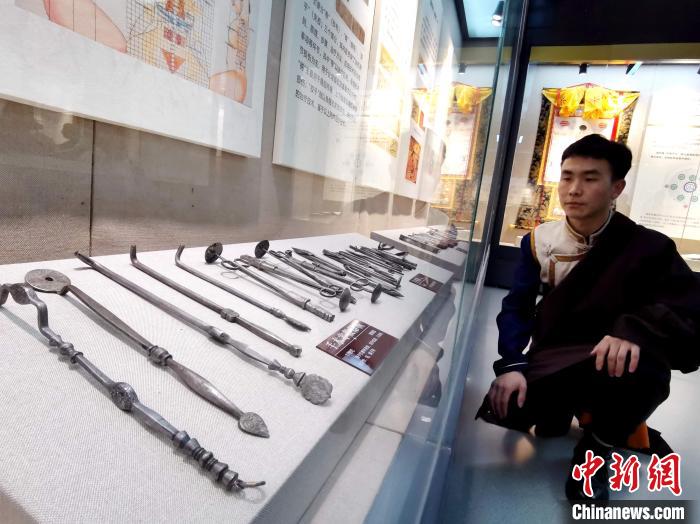 圖為陳展的藏醫(yī)手術(shù)器械?！?zhí)砀?攝