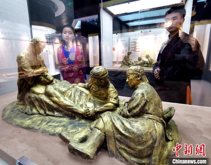 圖為模擬的藏醫(yī)眼科手術(shù)場(chǎng)景?！?zhí)砀?攝