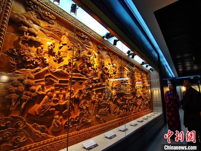 圖為青海大學(xué)民族醫(yī)學(xué)博物館陳展的歷代知名藏醫(yī)浮雕?！?zhí)砀?攝