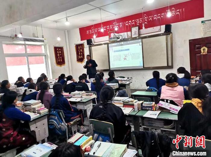 學(xué)生在免費輔導(dǎo)班上課?！∧岈敵?攝