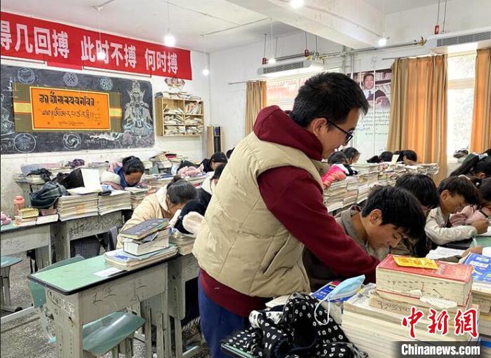 學(xué)生在免費輔導(dǎo)班上課。　尼瑪初 攝