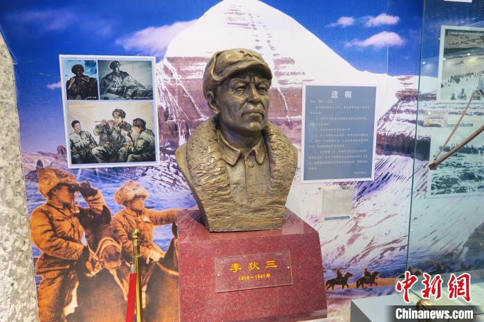 圖為南疆軍區(qū)某合成團1連榮譽室，雕像是進藏先遣英雄連總指揮李狄三?！畛坛?攝
