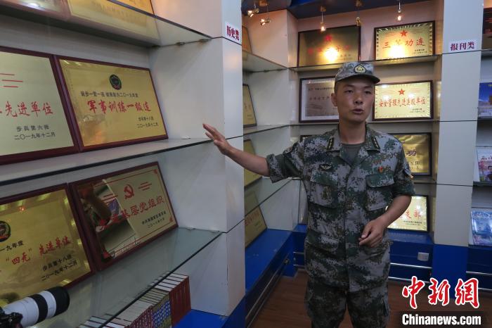 圖為南疆軍區(qū)某合成團1連連長齊楠?！畛坛?攝