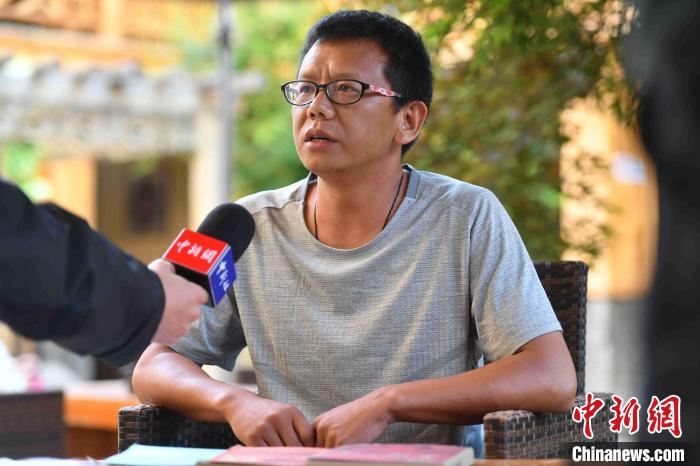 圖為和澗秋接受記者采訪?！⑷疥?攝