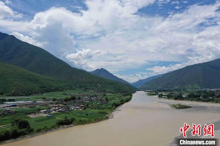 圖為航拍金江鎮(zhèn)，農(nóng)田里綠意盎然?！⑷疥?攝