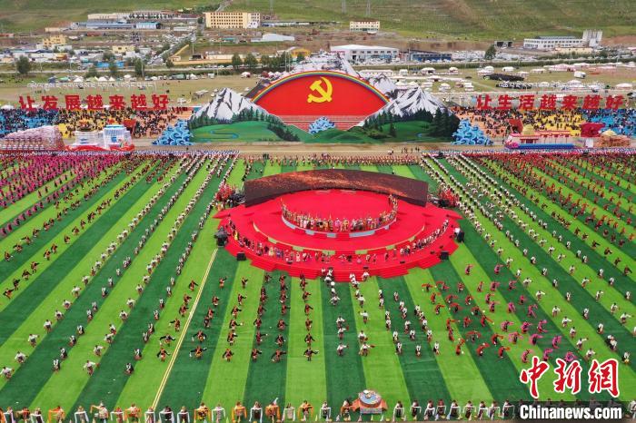 圖為玉樹藏族自治州成立70周年慶祝大會現(xiàn)場?！●R銘言 攝