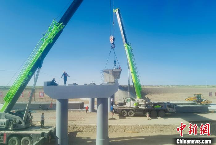 青海格茫公路擴(kuò)建工程首片T梁架設(shè)成功