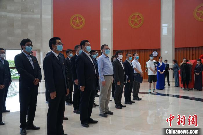 圖為掛牌儀式現(xiàn)場(chǎng)?！∨擞隄?攝