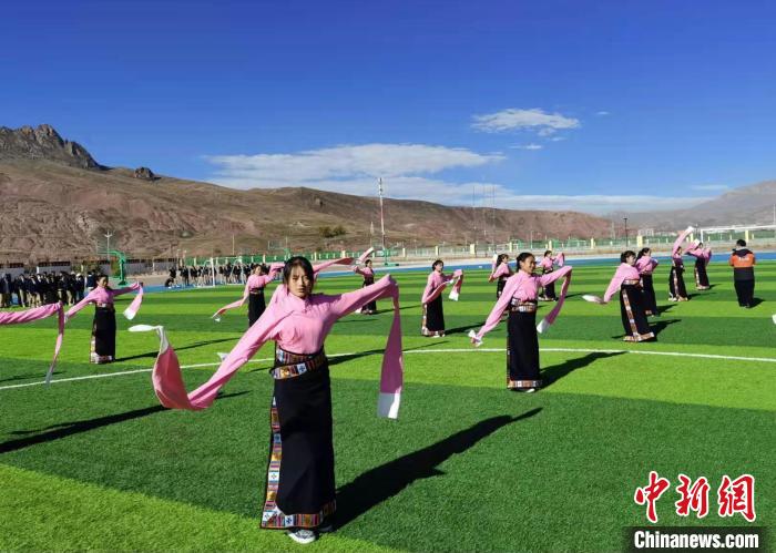 圖為青海師范大學(xué)附屬玉樹實驗學(xué)校學(xué)生在綠茵場跳起囊謙古舞—卓根瑪?！“讋?攝