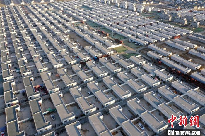 圖為蘭州新區(qū)移民安置區(qū)?！《P 攝