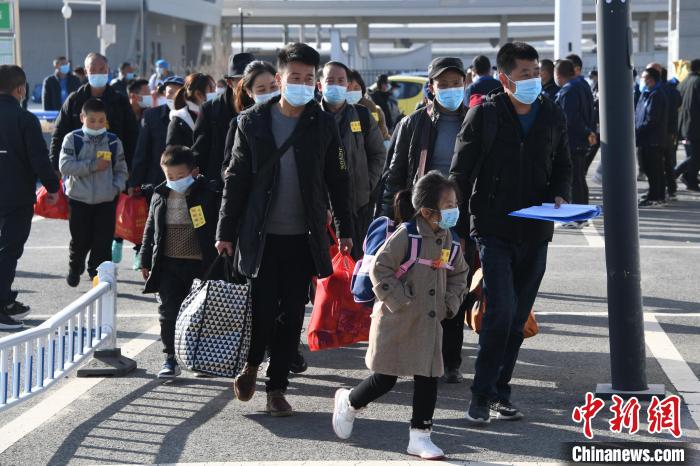 圖為搬遷民眾剛出火車站?！《P 攝